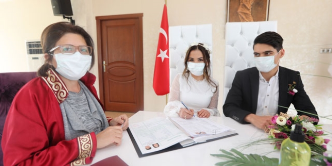 Maskeli, dezenfektanlı nikah töreni