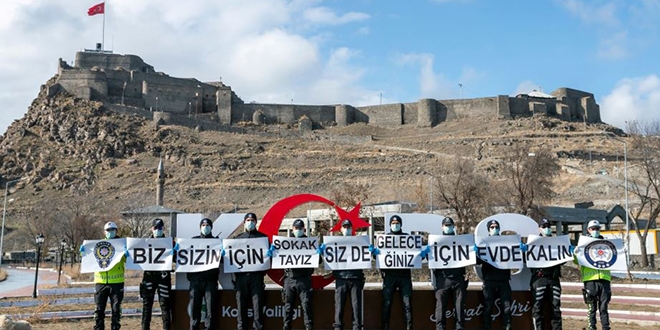Kars Emniyeti'nden vatandaşlara 'evde kalın' çağrısı