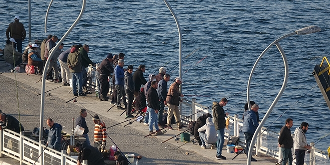 'Evde kal' çağrısına aldırış etmeden balık tuttular
