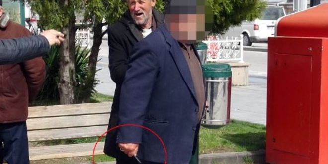 Yaşlı adam habercilere hakaret etti, bıçak çekti