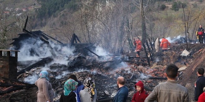 Köy muhtarı evinde çıkan yangında yaralandı