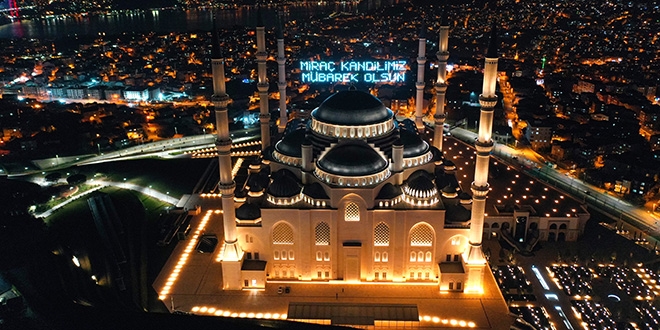 Kandil dolayısıyla Büyük Çamlıca Camisi'ne mahya asıldı
