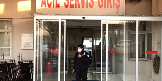 Karantina servisine alınmayan şahıs, güvenlik görevlilerini bıçakladı