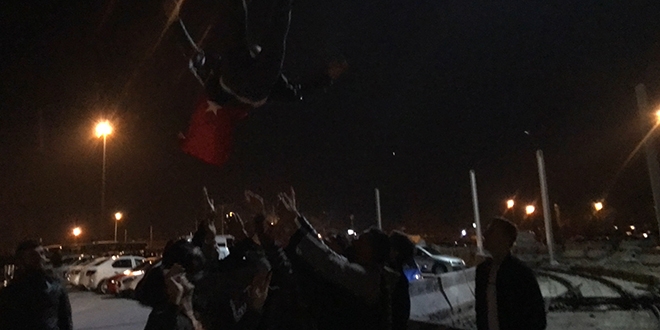 Koronavirüs onları durduramadı, otogar dışında devam ettiler