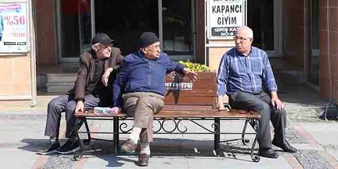 65 yaş üstü yaşlılar uyarılıp evlerine gönderiliyor