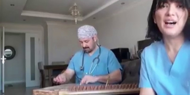 Doktor çift 'corona cover' söyledi, sosyal medya sallandı