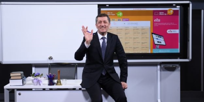 Uzaktan eğitim başlıyor... İlk dersi Bakan Selçuk verecek