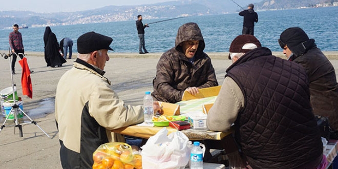 Yasak mı oda ne? Sahile masa kurup okeye döndüler!