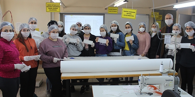 Öğrenciler maske üretimine katkıda bulunuyor
