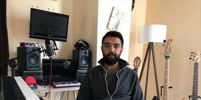 'Koronavirüs'e uyarladığı şarkılarla evde kalanları eğlendiriyor