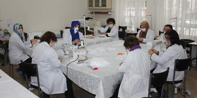 Usta öğreticiler maske üreterek sağlık çalışanlarına destek olacak