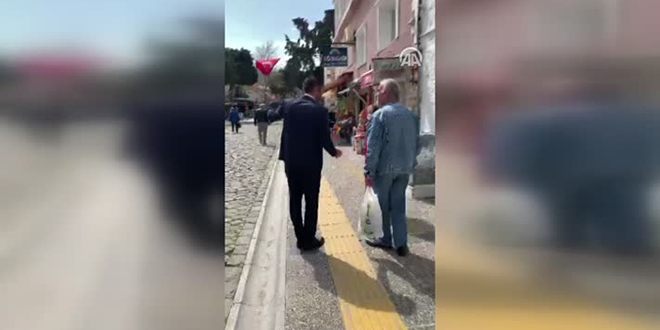 'Evinize gidin' diyen başkan, nineden bastonu yedi