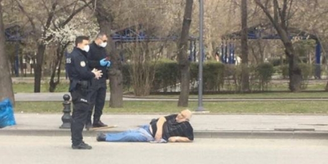 Ankara'da bir vatandaş, eve gitmemek için yola uzandı
