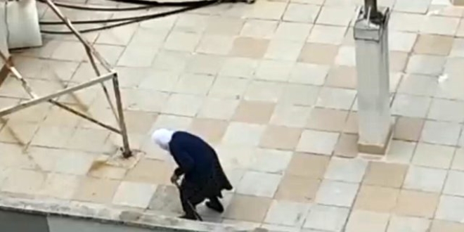 Dışarı çıkması yasaklandı, çatıda bastonuyla volta attı
