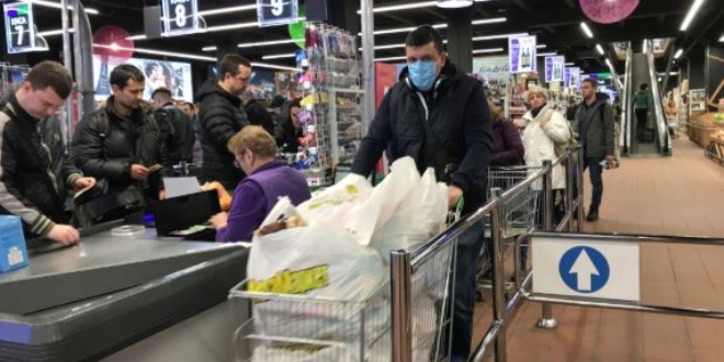 İngiltere'de market ve eczaneler hariç tüm ticari faaliyetler durduruldu