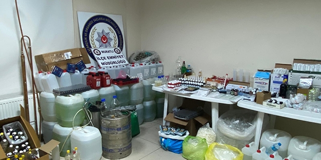 Koronavir�s f�rsat��lar�n darbe: 2 kimya teknikeri g�zalt�nda