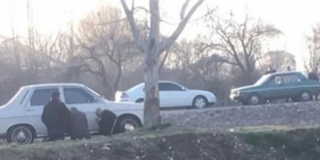 65 yaş üstü 3 kişi polise yakalanmamak için otomobilin arkasına saklandı