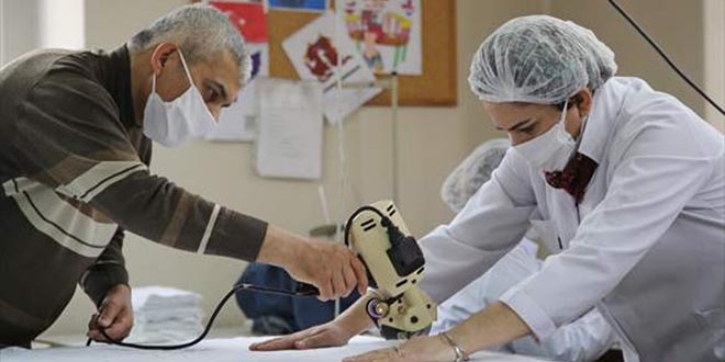 G�n�ll� ��retmenler sa�l�k��lar i�in maske �retiyor