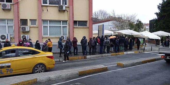 Bak�rk�y'de, Koronavir�s testi kuyru�u