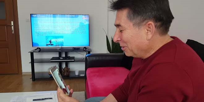 İlkokul öğretmeni öğrencilerini görüntülü arayıp yoklama alıyor