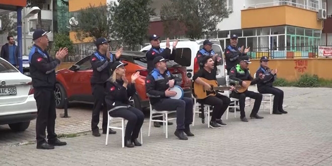 Zab�ta ekipleri vatanda�lara m�zikle moral verdi