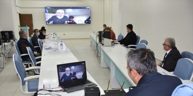 Vali, evlerinden çıkmayan vatandaşlarla internetten görüntülü sohbet etti