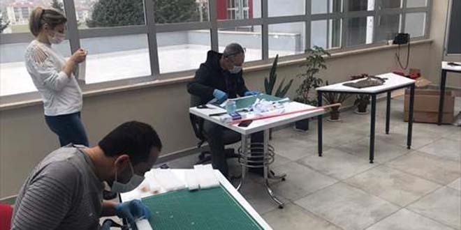 Öğretmenler, sağlık çalışanları için yüz siperlikli maske üretiyor