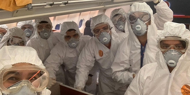 THY ekipleri özel kıyafetlerle Türk öğrencileri yurda taşıdı