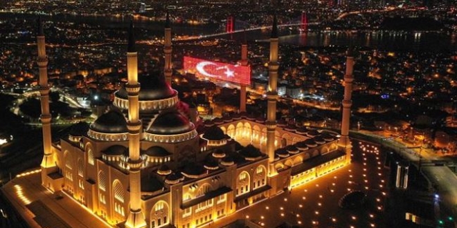 Yatsı ezanı sonrası camilerde dua sesleri yükseldi