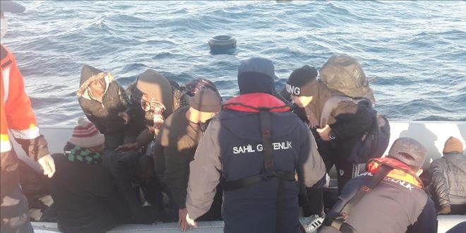 İzmir'de lastik botta sürüklenen 24 sığınmacı kurtarıldı