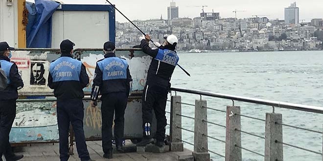 Gizli gizli balık tutarken yakalandı
