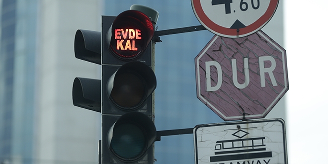 Trafik ışıkları ve led ekranlarla 'Evde kal' çağrısı