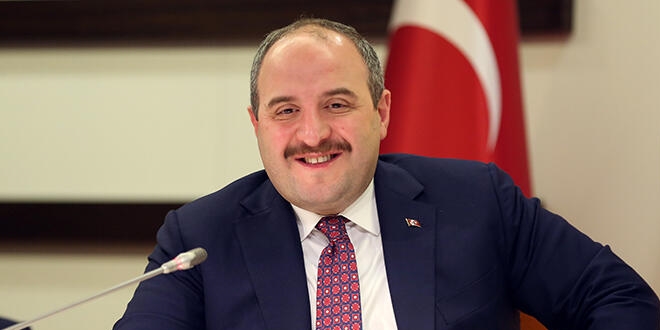 Bakan Varank'tan 'evinde kalanlara' hediye