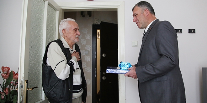 Polis, kötü davrandığı yaşlı adamdan özür diledi