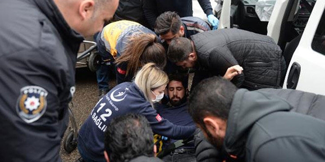 Caddede yarışırken sivil polis aracına çarptılar