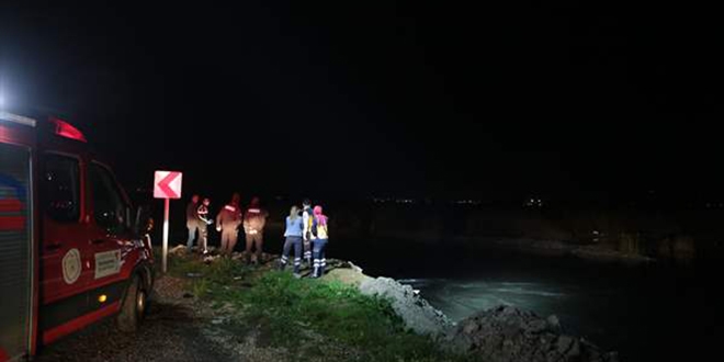 Jandarmadan kaçarken dereye uçtular: 1 ölü