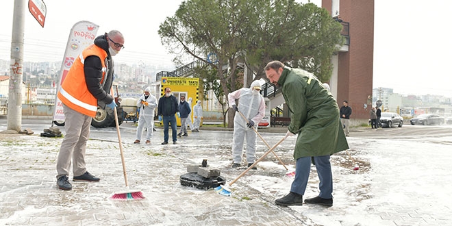 Bir belediye başkanı sokakları yıkadı, diğer başkan sokakları ilaçladı