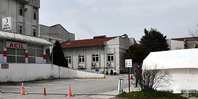 Koronavirüs için hastane bahçelerine 'acil durum' çadırları kuruldu