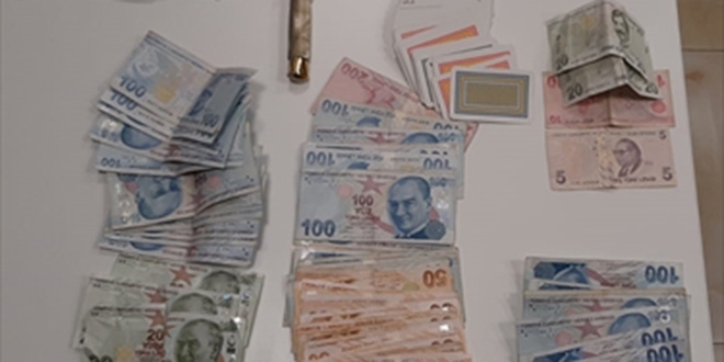 Sivas'ta bir evde kumar oynayan 19 kii sust yakaland