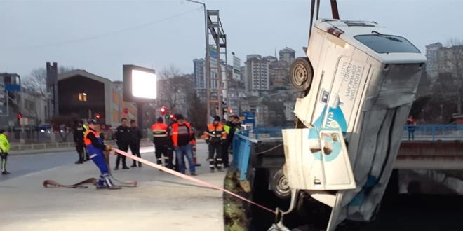 Polisin 'dur' ihtarından kaçan 2 kişi su kanalına uçtu