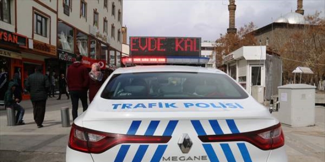 'Evde kal', 'Hayat eve sığar' yazıları polis araçlarının tepe lambalarında