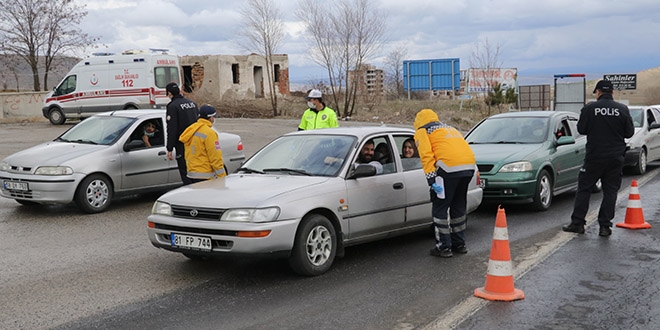 Yozgat'a giriş çıkış yapan yolcuların ateşi ölçülüyor