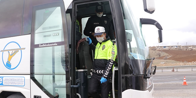 Trafik ekipleri, otobüsleri ve özel araçları denetledi