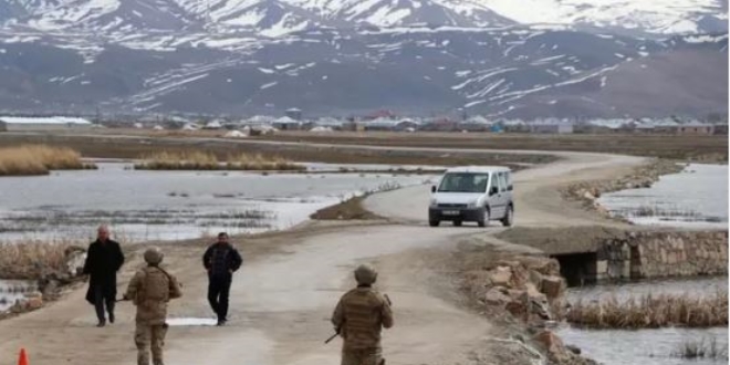 Van'daki karantina mahallesinde jandarma nöbet tutuyor