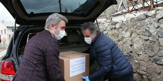 Kaymakam ve belediye başkanı vatandaşların ihtiyaçlarını birlikte teslim etti