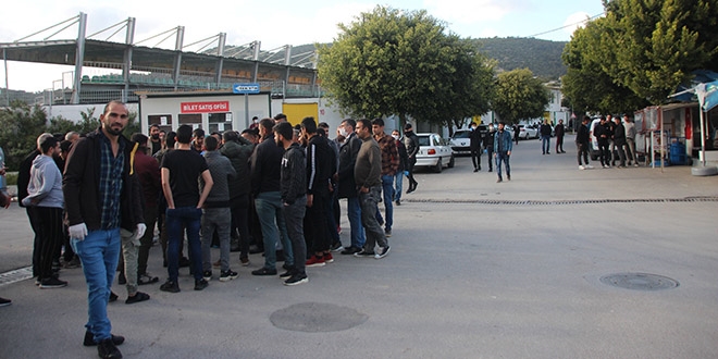 Firmalar 500 TL istedi, işçiler evlerine dönemedi