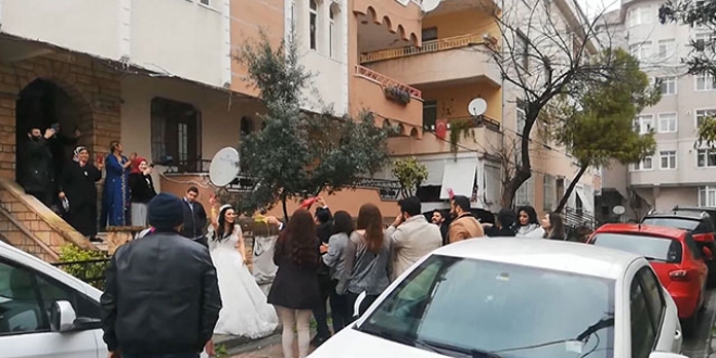 Şaşkınlık yaratan görüntü! Yol kapatıp halay çektiler