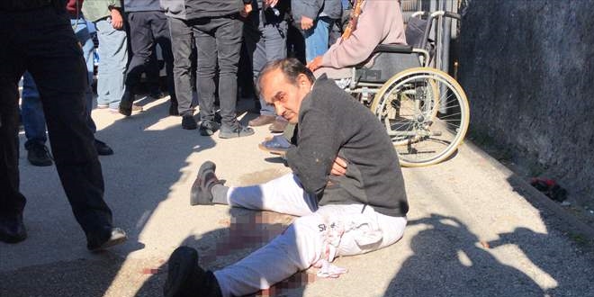 Polisi bıçaklayan şüpheli silahla bacağından vurulup yakalandı
