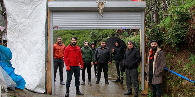 Bu k�y halk� kendi karantinas�n� kendi olu�turdu