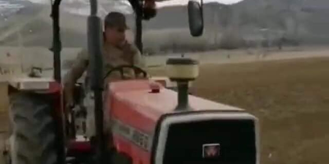 Mehmetçik, evden çıkamayan yaşlı vatandaşın tarlasını sürdü
